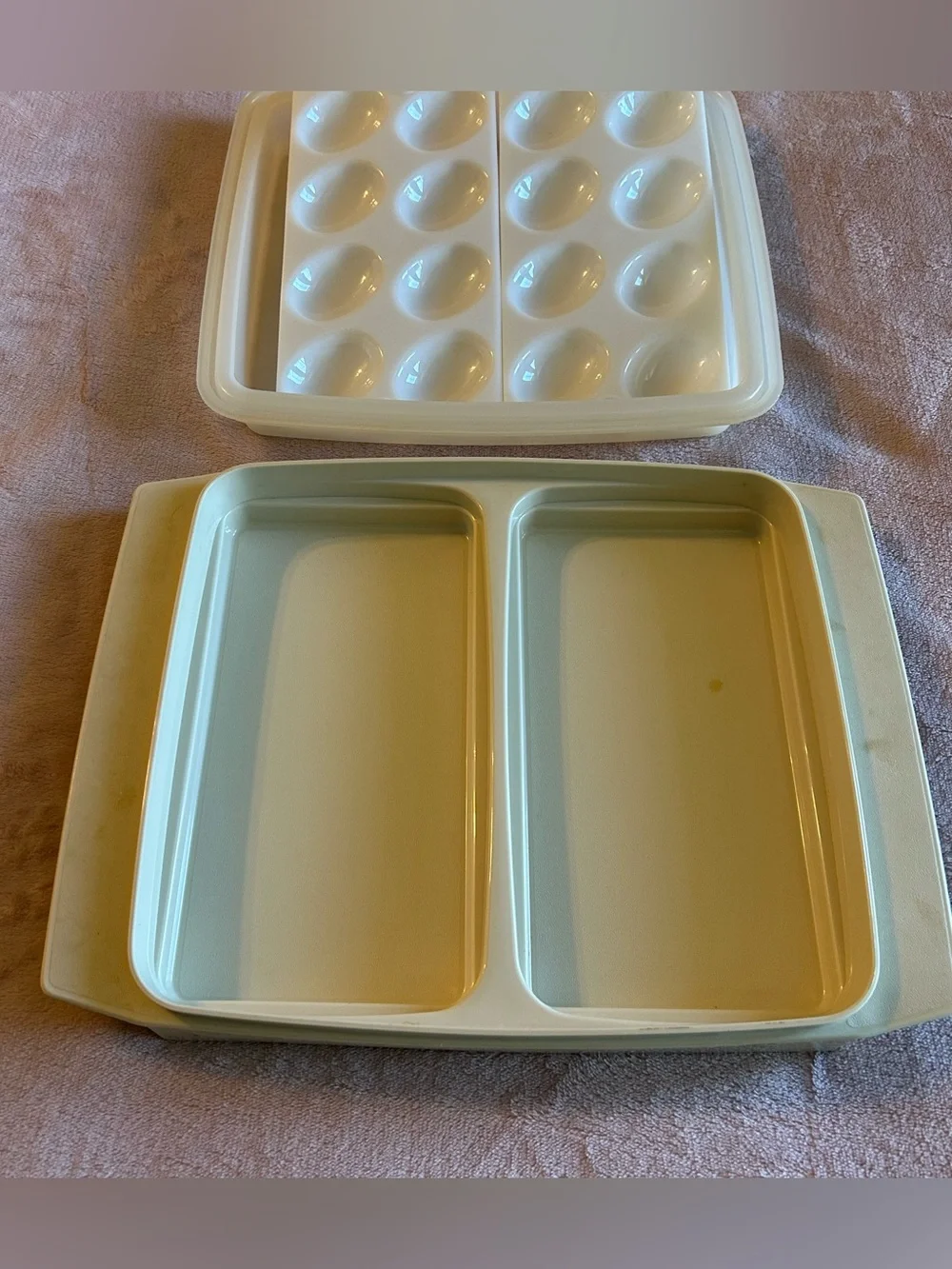 Tupperware vintage deviled egg carrier with snap on lid 723-3 made in USA